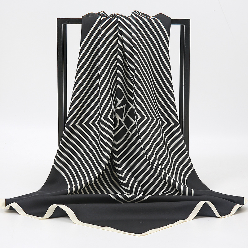 "Хустка ""Шовк геометричний орнамент"" cмужка чорний"