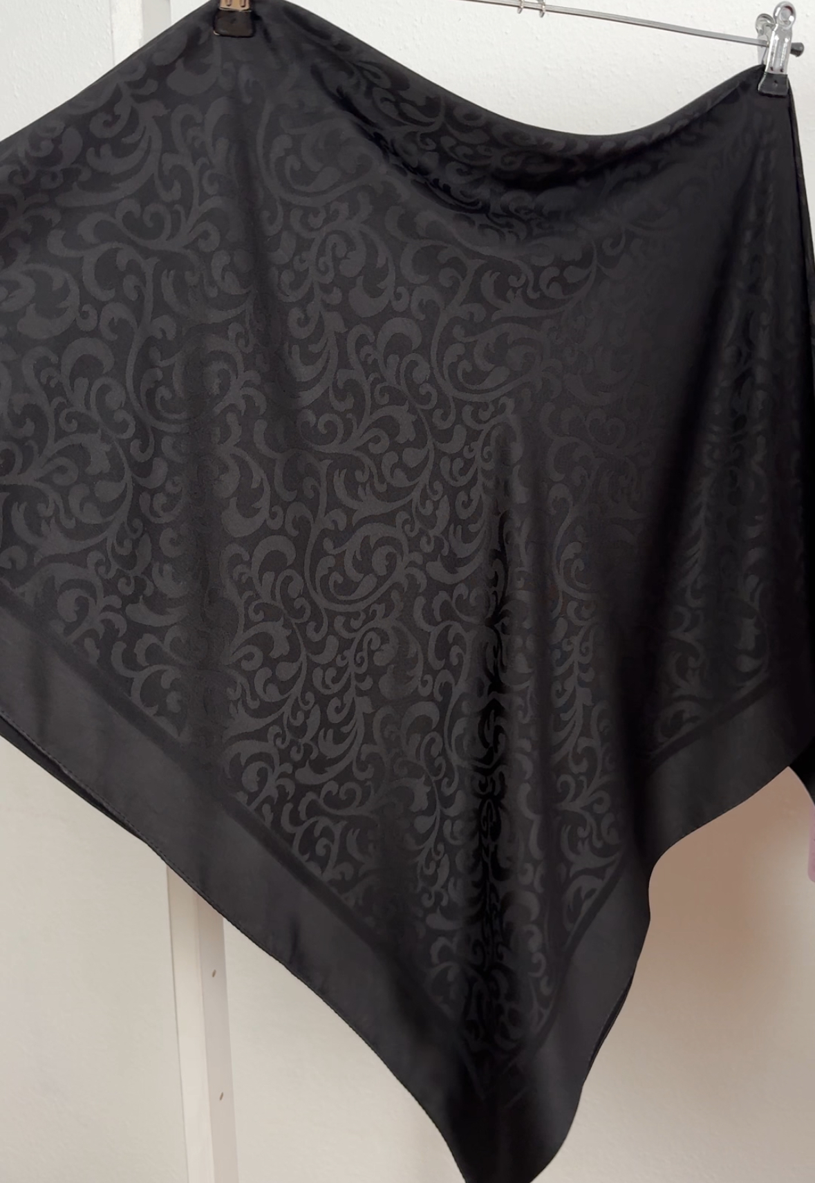 "Хустка ""Віскозний шовк однотонна вензеля"" чорна"