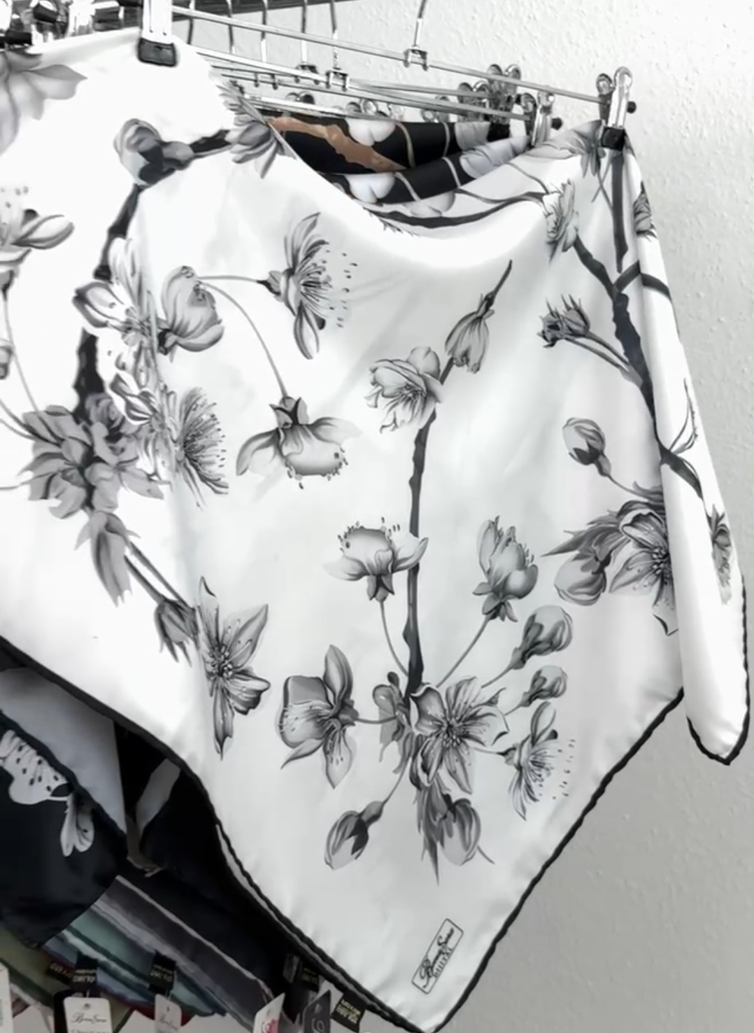 "Хустка ""Віскозний шовк сакура"" біла чорні квіти"