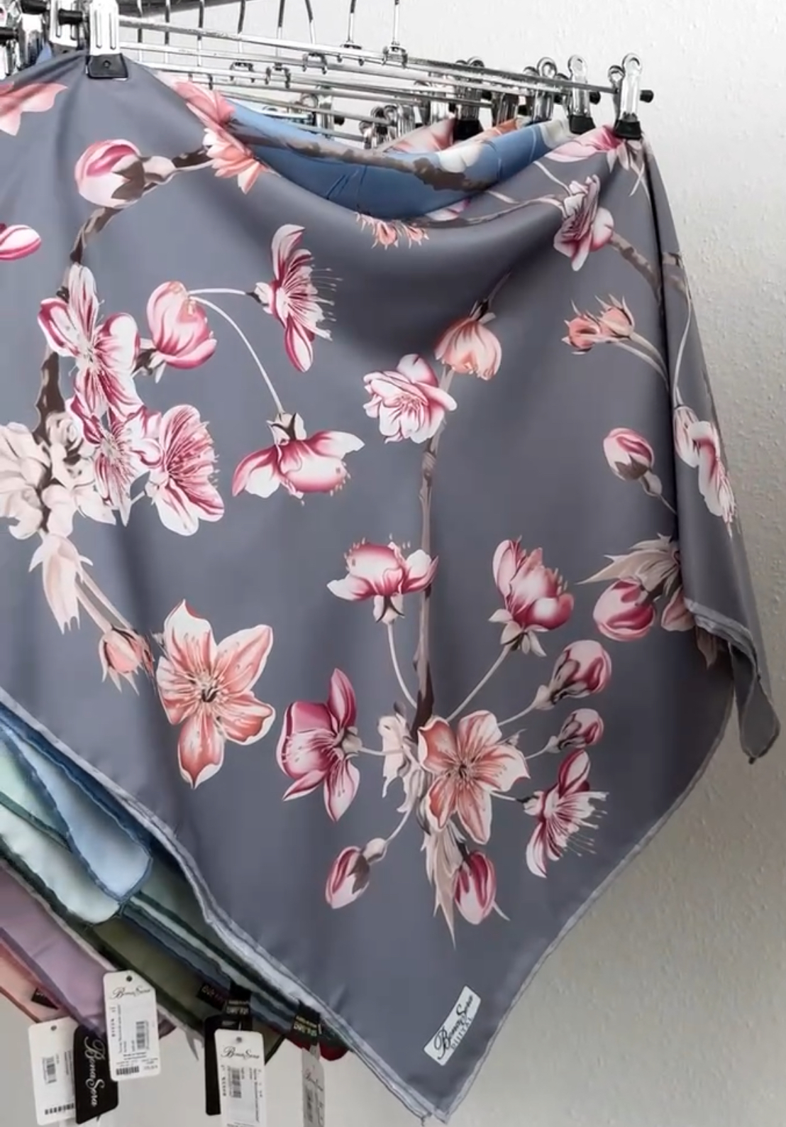 "Хустка ""Віскозний шовк сакура"" темно сірий"