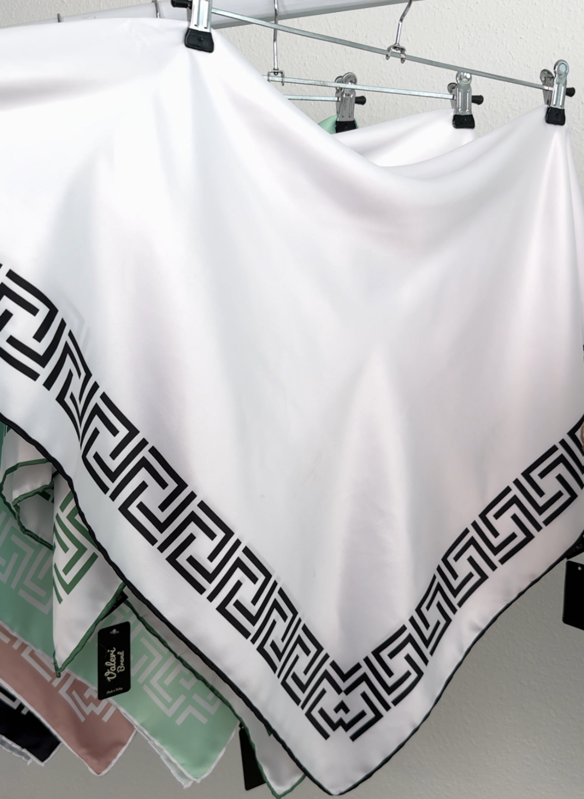 "Хустка Атласна однотонна геометричний кант біла чорний орнамент 1163-01"