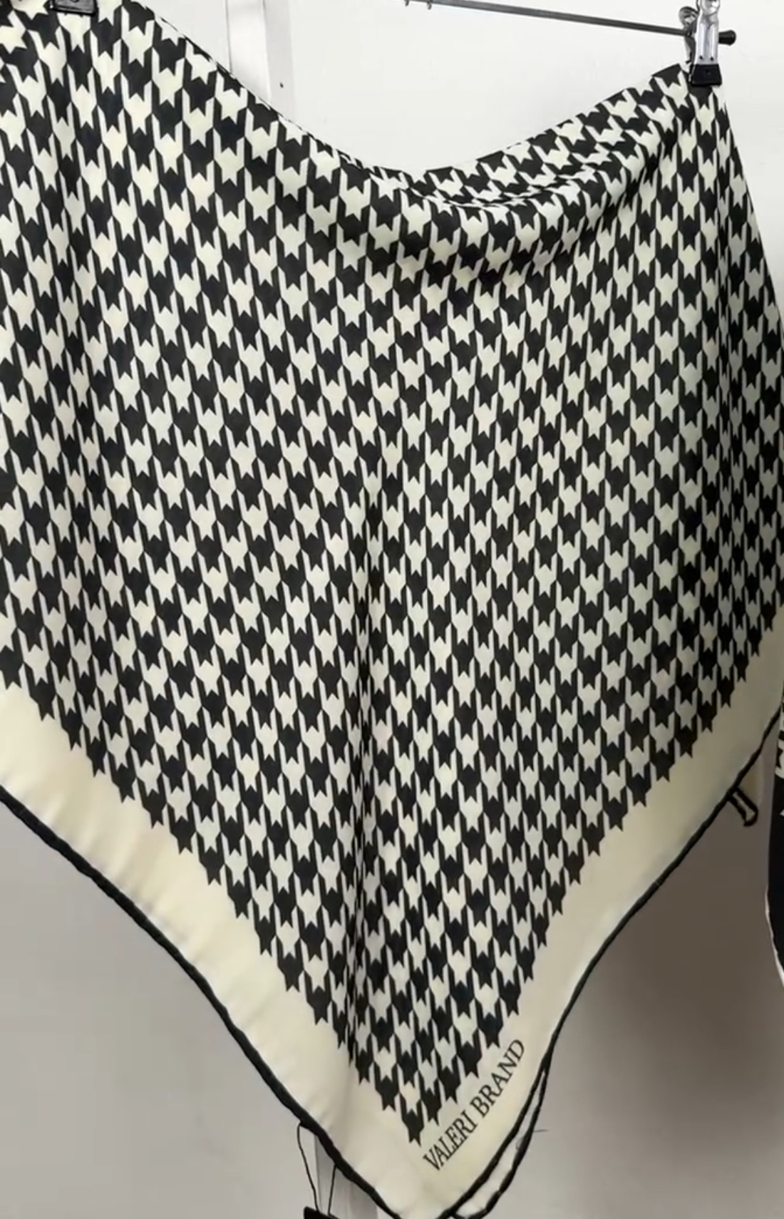 "Хустка ""Демсезонна гус.лапкаі""' біло-чорна 1172-01"