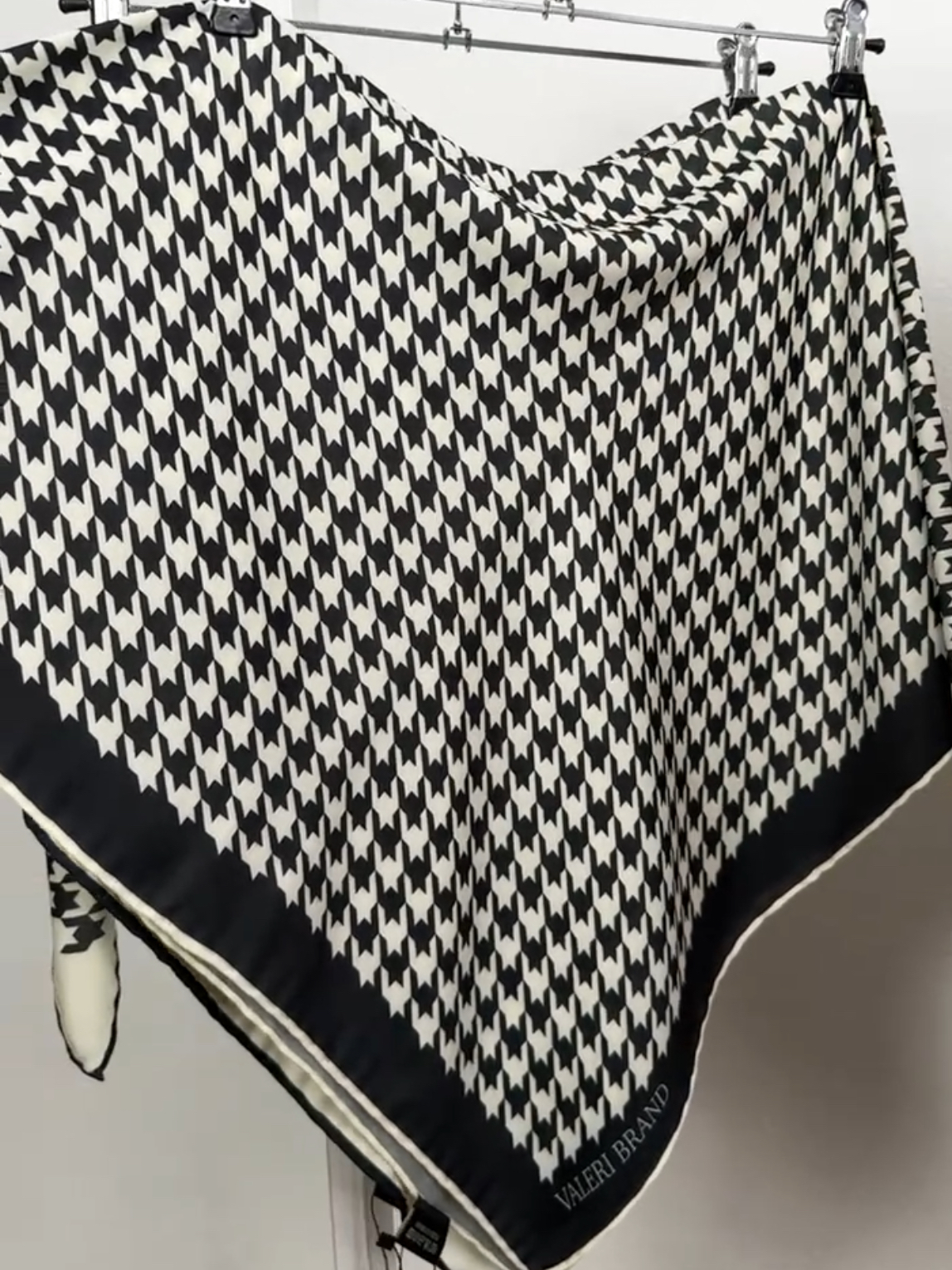 "Хустка ""Демсезонна гус.лапкаі""' чорно- біла 1172-02"