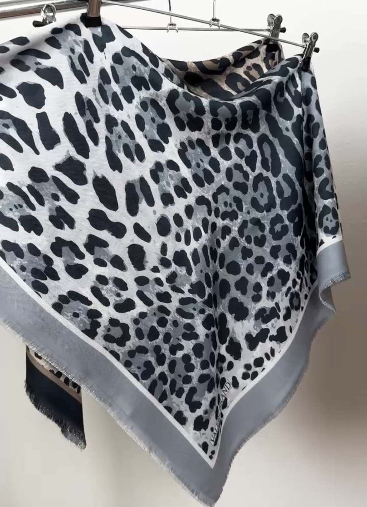 "Хустка ""Лео' демісезонна сіра 1175-01"