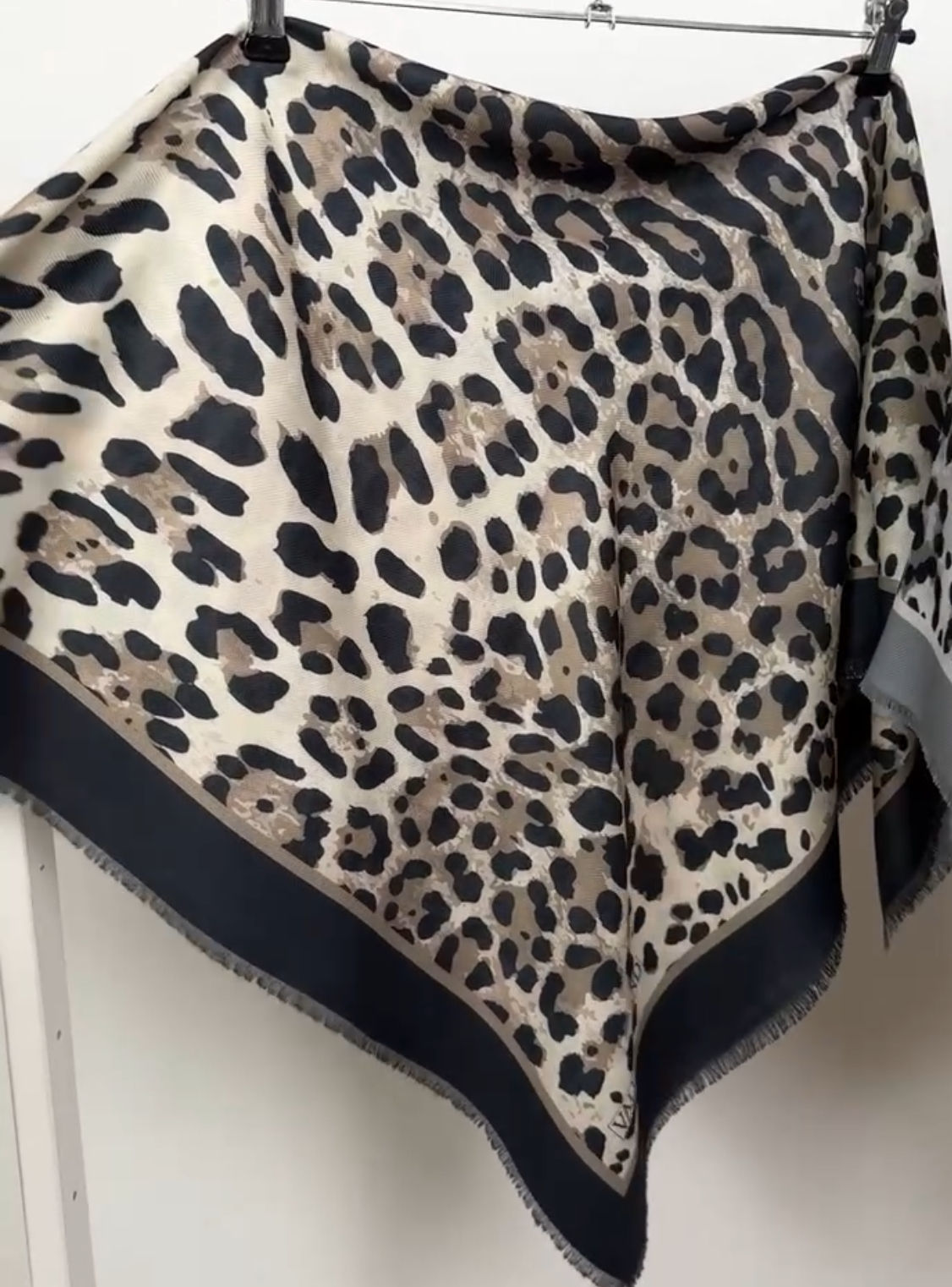 "Хустка ""Лео' демісезонна чорний кант 1175-04"