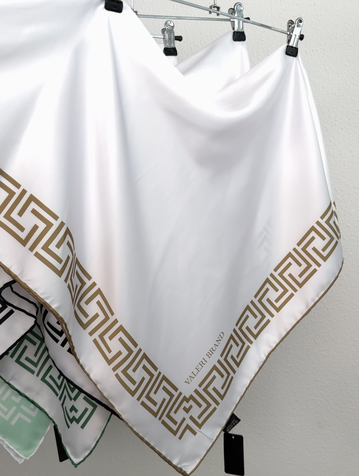 "Хустка Атласна однотонна геометричний кант біла золотий орнамент 1163-02"