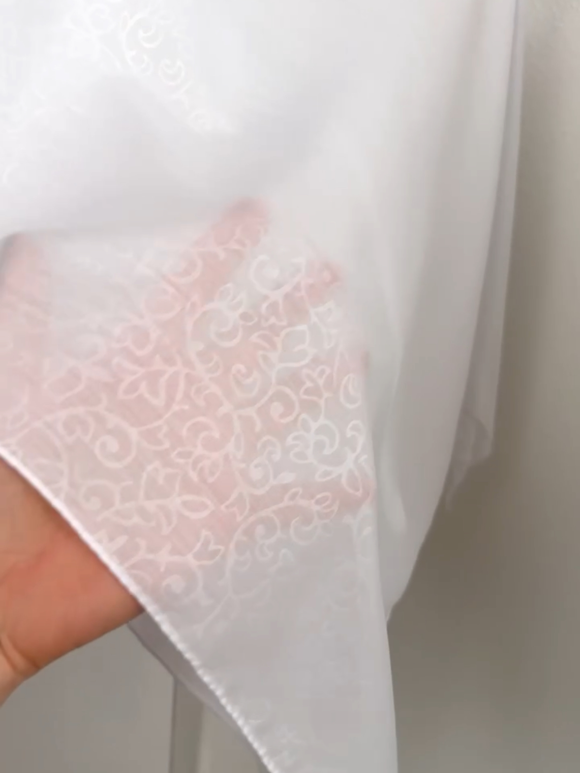 "Хустка ""Батистова з тисненням"" біла 126-03"