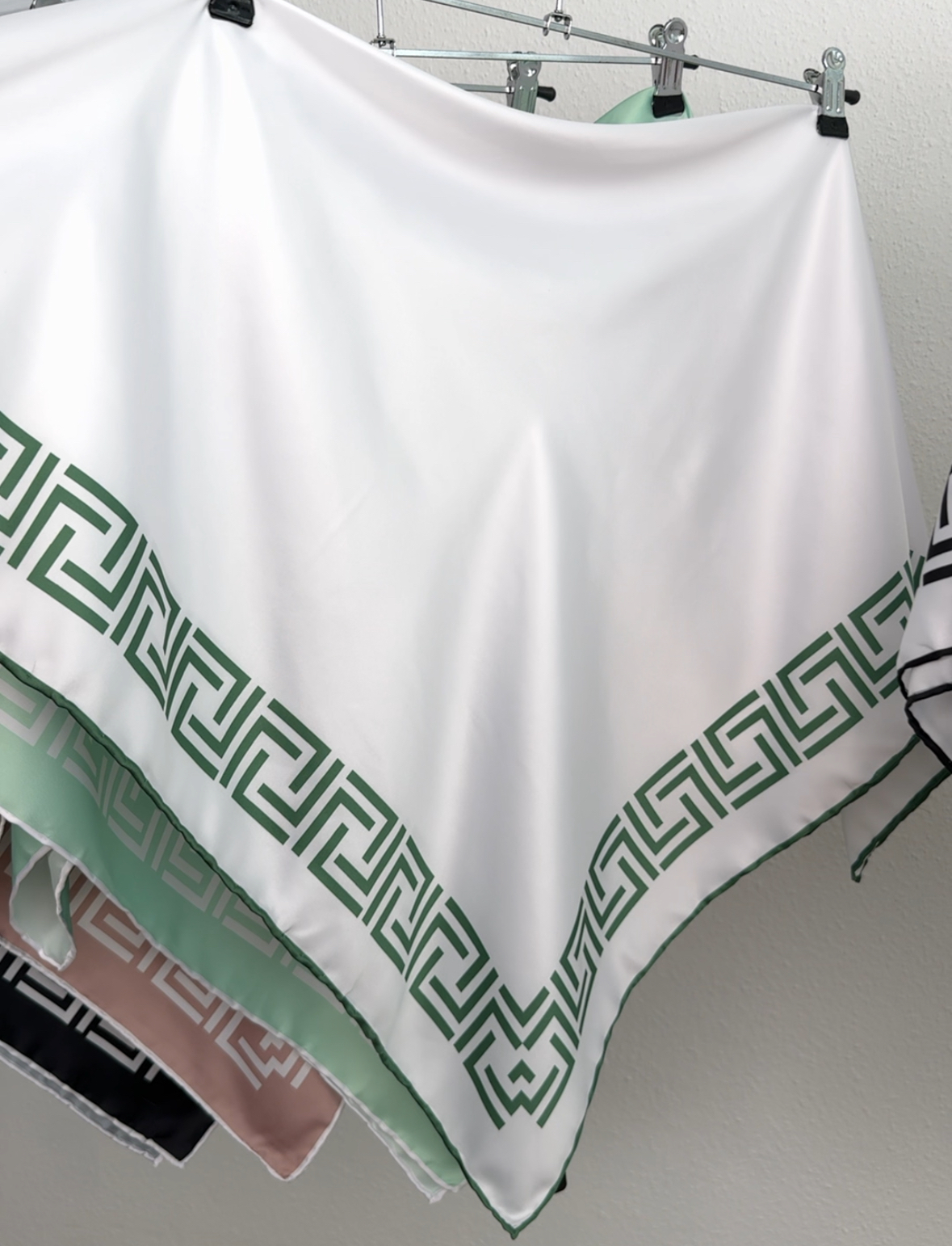 "Хустка Атласна однотонна геометричний кант біла-зелений кант 1163-06"