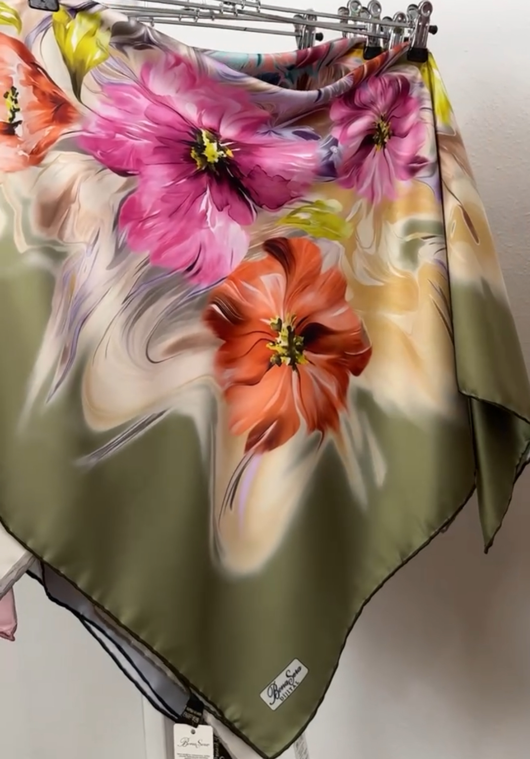 "Хустка ""Віскозний шовк «Букет»"" Зелена(помаранчево-фіолетові квіти) 1150-14"