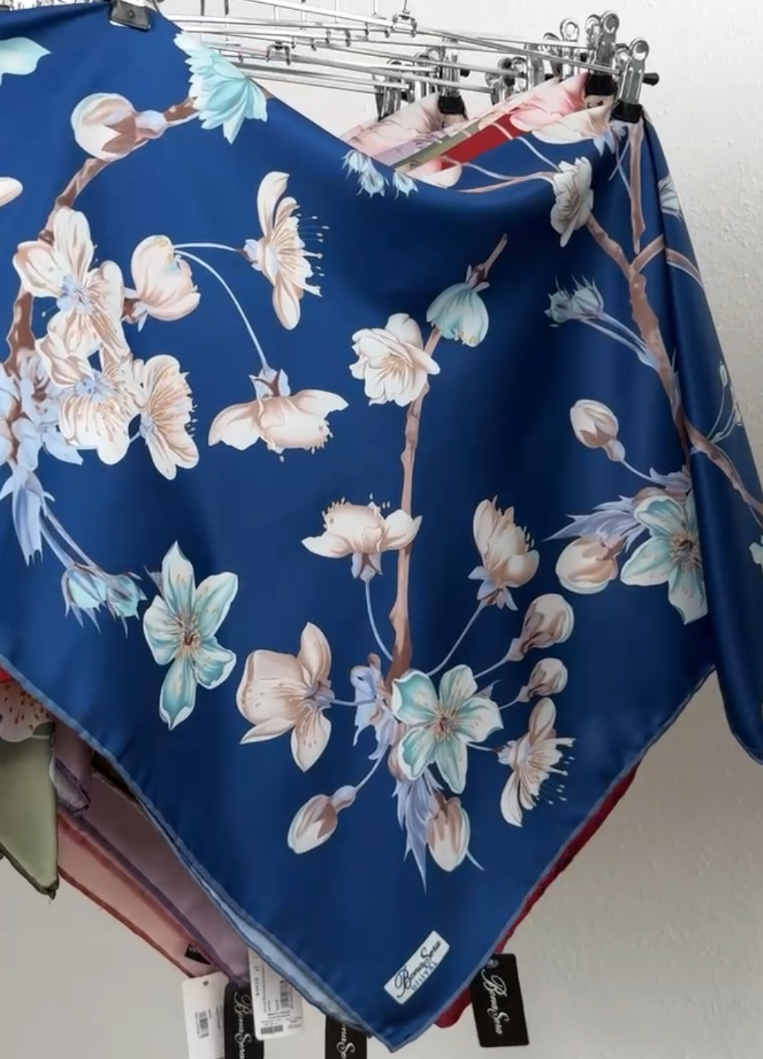 "Хустка ""Віскозний шовк сакура"" світло-синя 143-25"