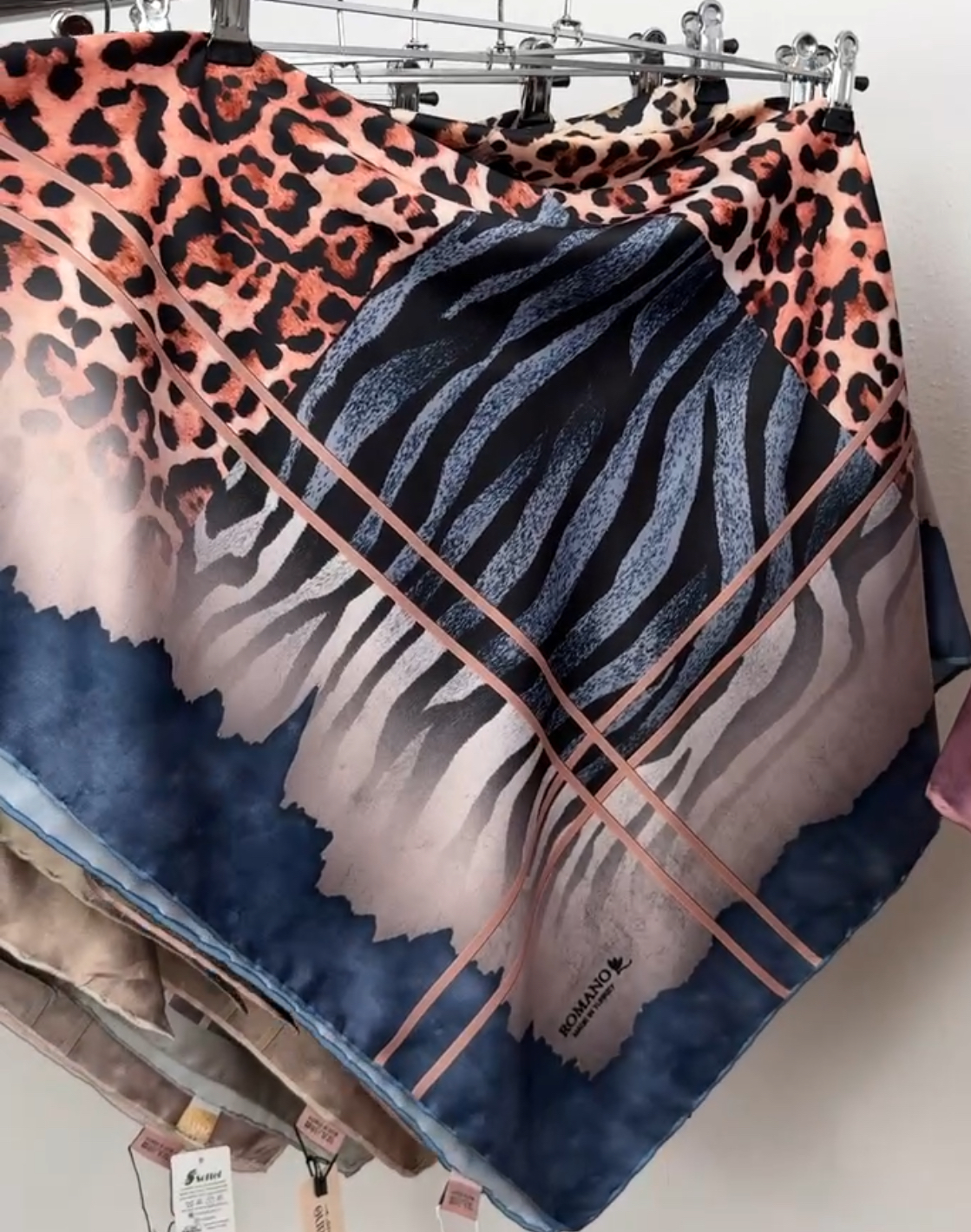 "Хустка ""Віскозний шовк Леопард-зебра"" синій кант 1170-02"