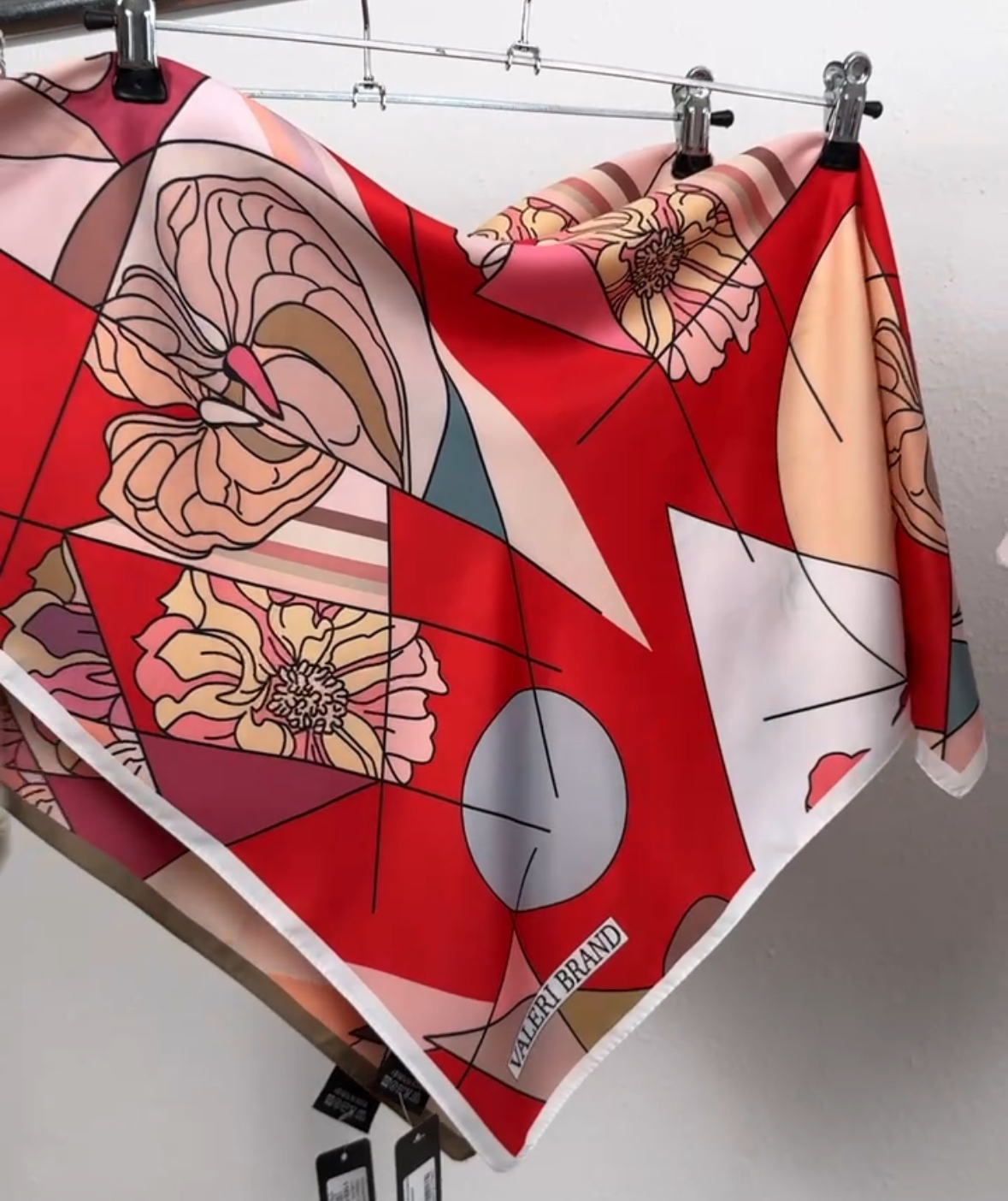 "Хустка Маленька абстракція ""Пікасо"" червона білий кант 1182-05"