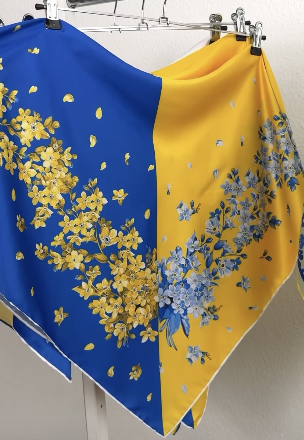"Хустка Патріотична ""Віскозний шовк"" 2 в 1жовті квіти на синьому 1127-13"