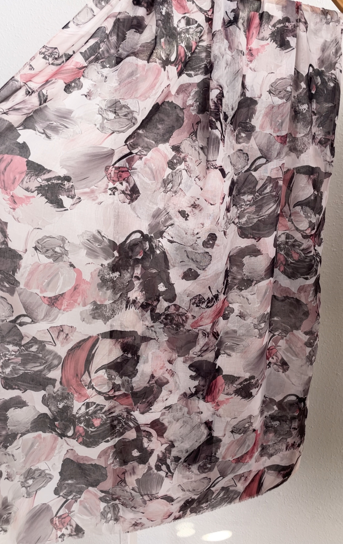 "Шарф ""Тонка віскоза"" пелюстки сіро-рожеві 302-27"