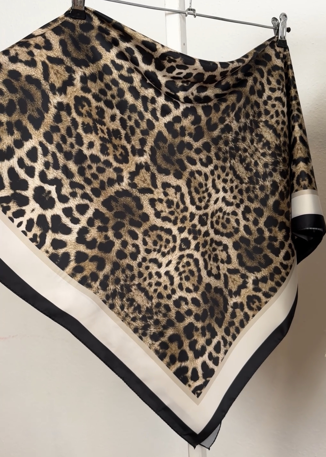 "Хустка ""Леопард віскозний шовк"" беж-молочно-чорний кант 1167-16"