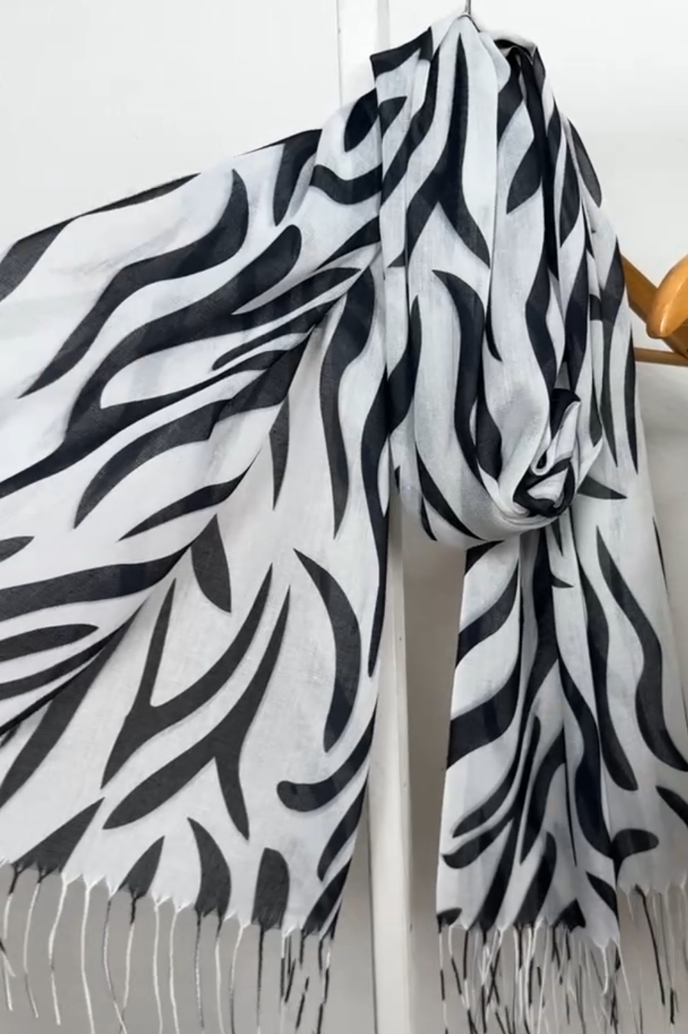 "Шарф Льон""Зебра"" білий 398-05"