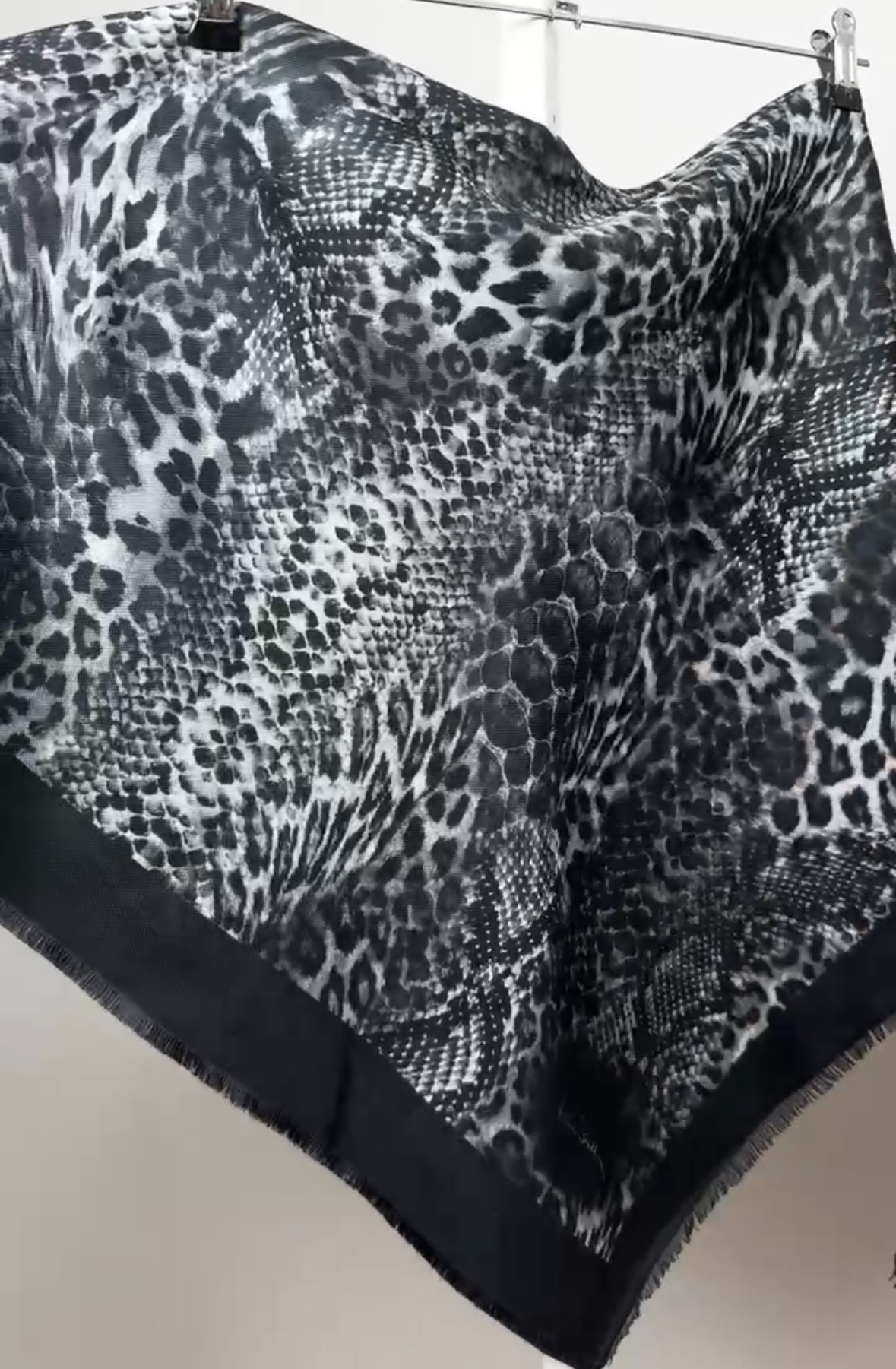 "Хустка ""Демісезонна Змія чорна 1104-24-06"