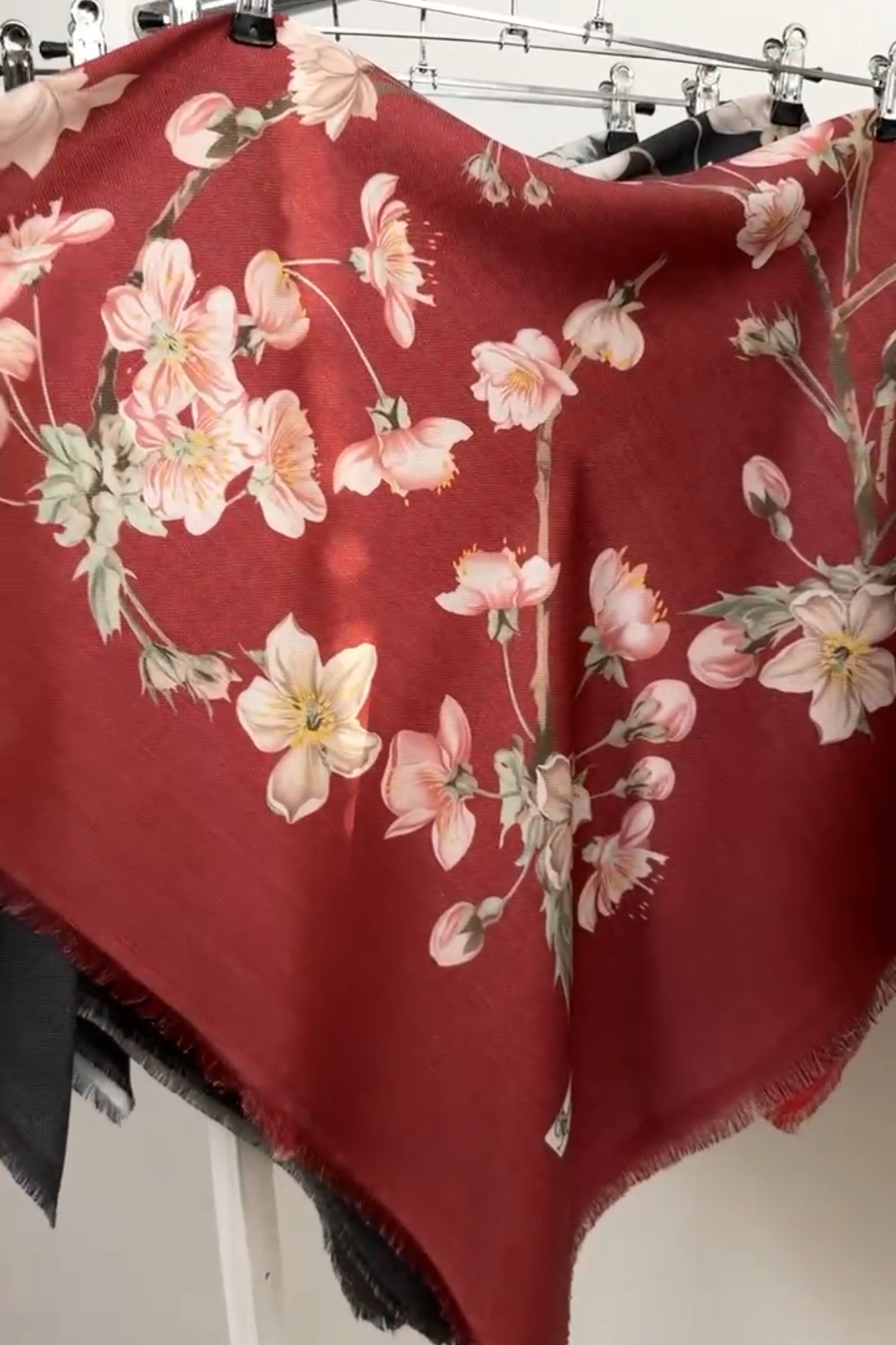 "Хустка ""Демісезонна квіти сакура"" бордова 1104-18-09"