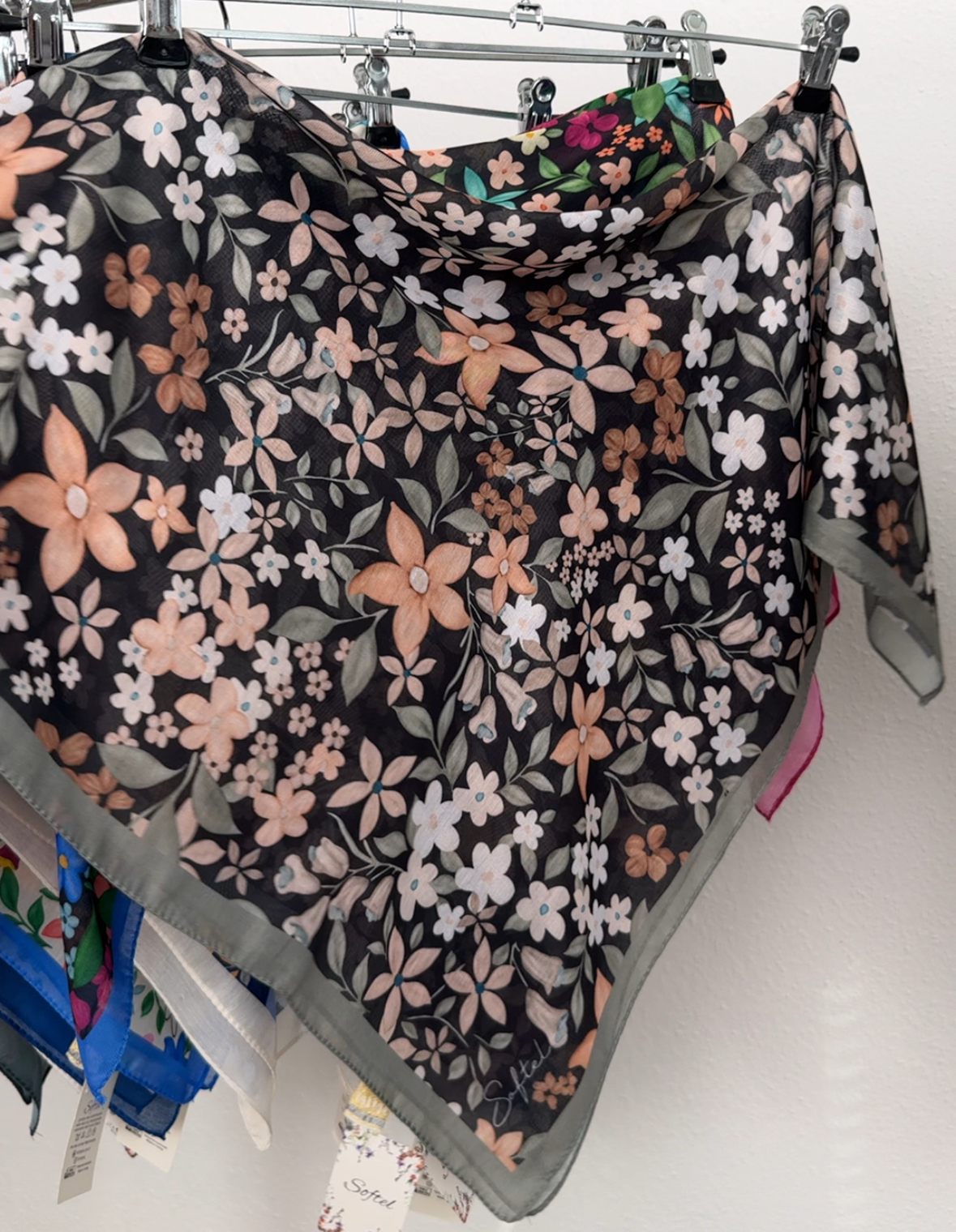 "Хустка ""Різнокольорова маленька""квіти чорна хаккі кант 1155-01-10"