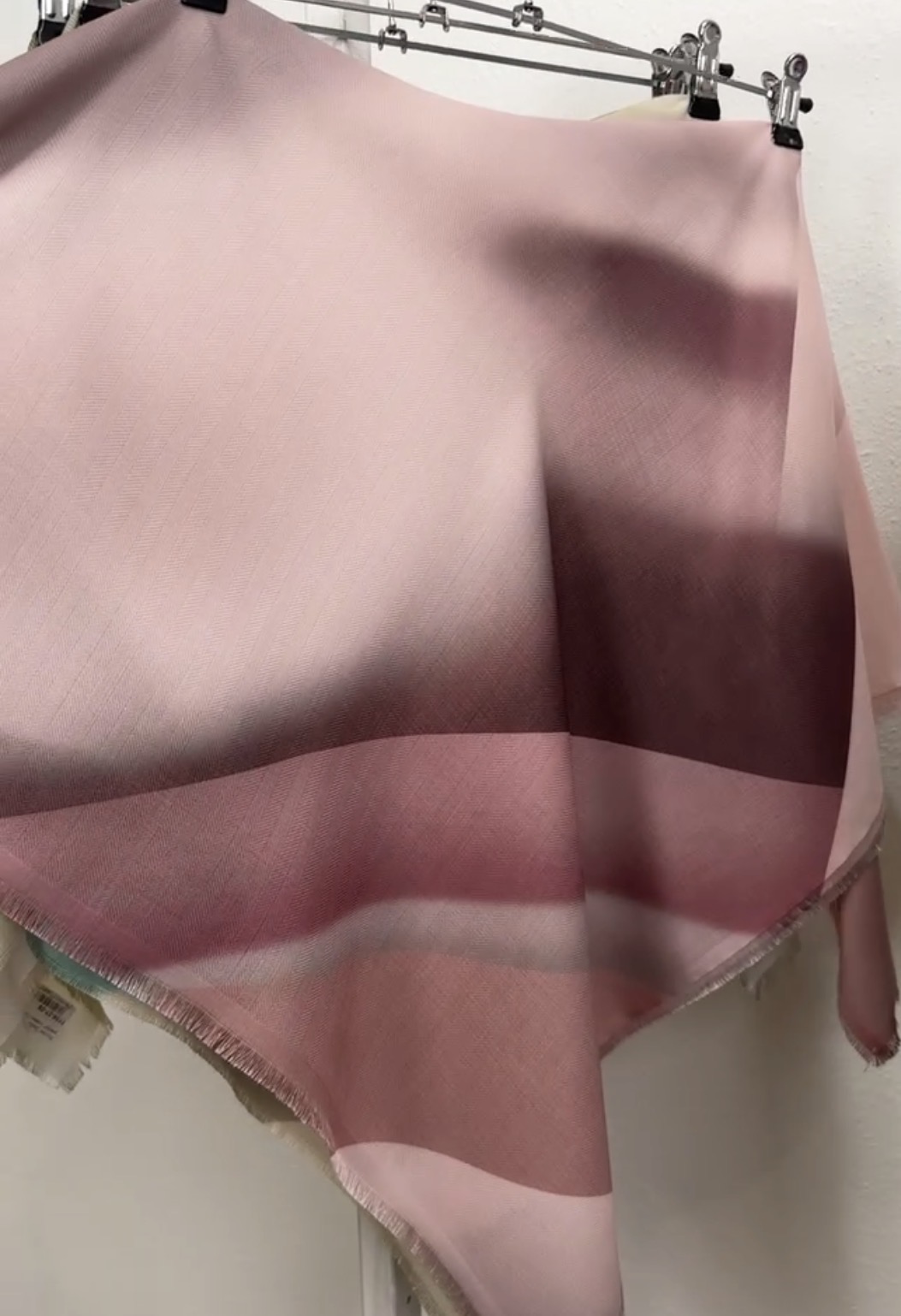 "Хустка ""Демісезонна обстракція"" рожевий з бордо 1104-27-04"