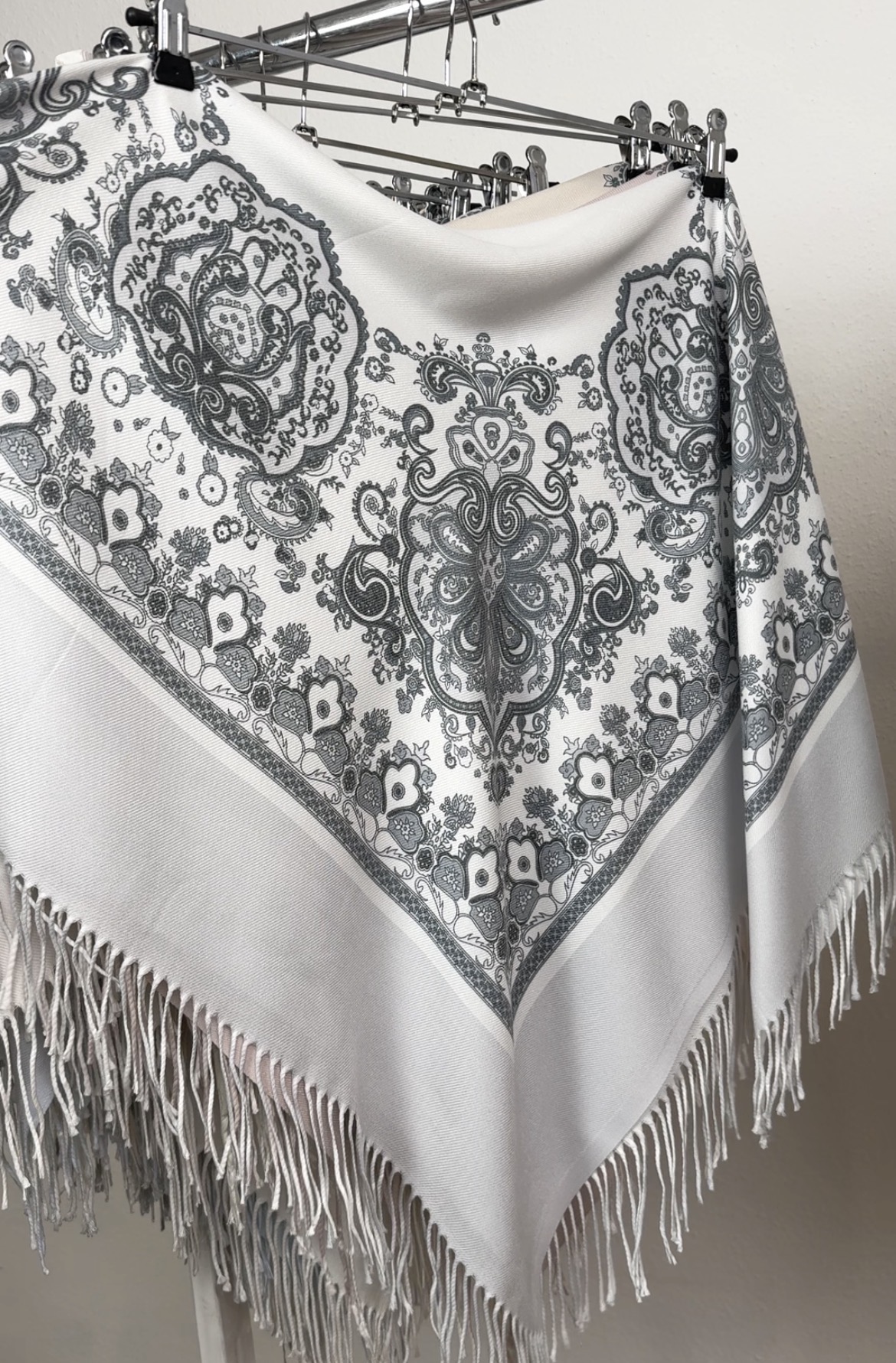 "Хустка ""Тонкий кашемір густий орнамент квіти вензеля"" білий сірий кант 1120-42"