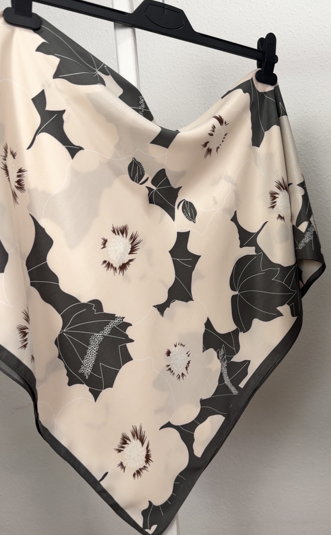 "Хустка ""Плотний шовк""велика квітка сіро кремова 189-26"