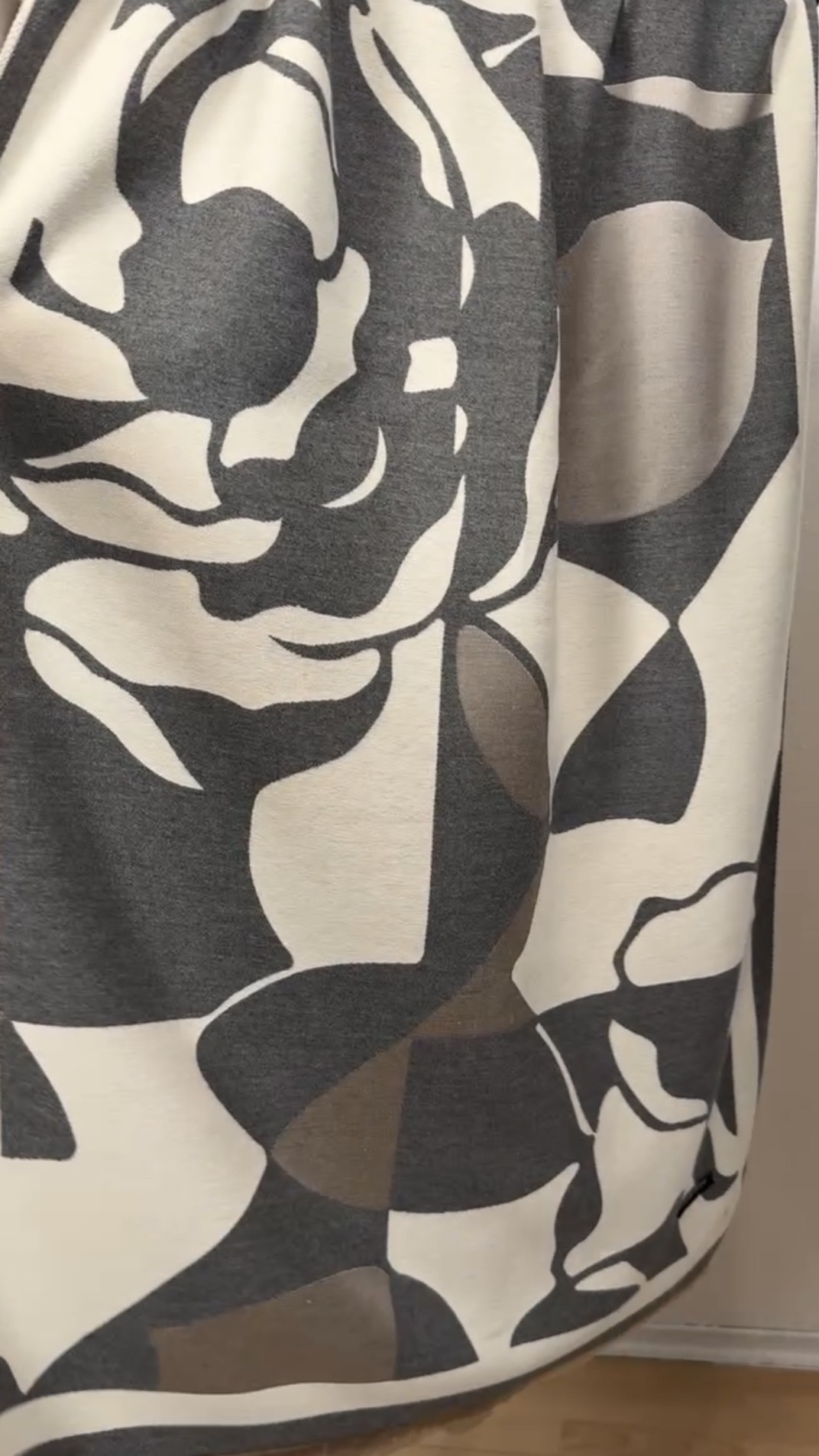 "Шарф теплий ""Кашемір/шовк квіти"" графітно-бежевий 475-08"