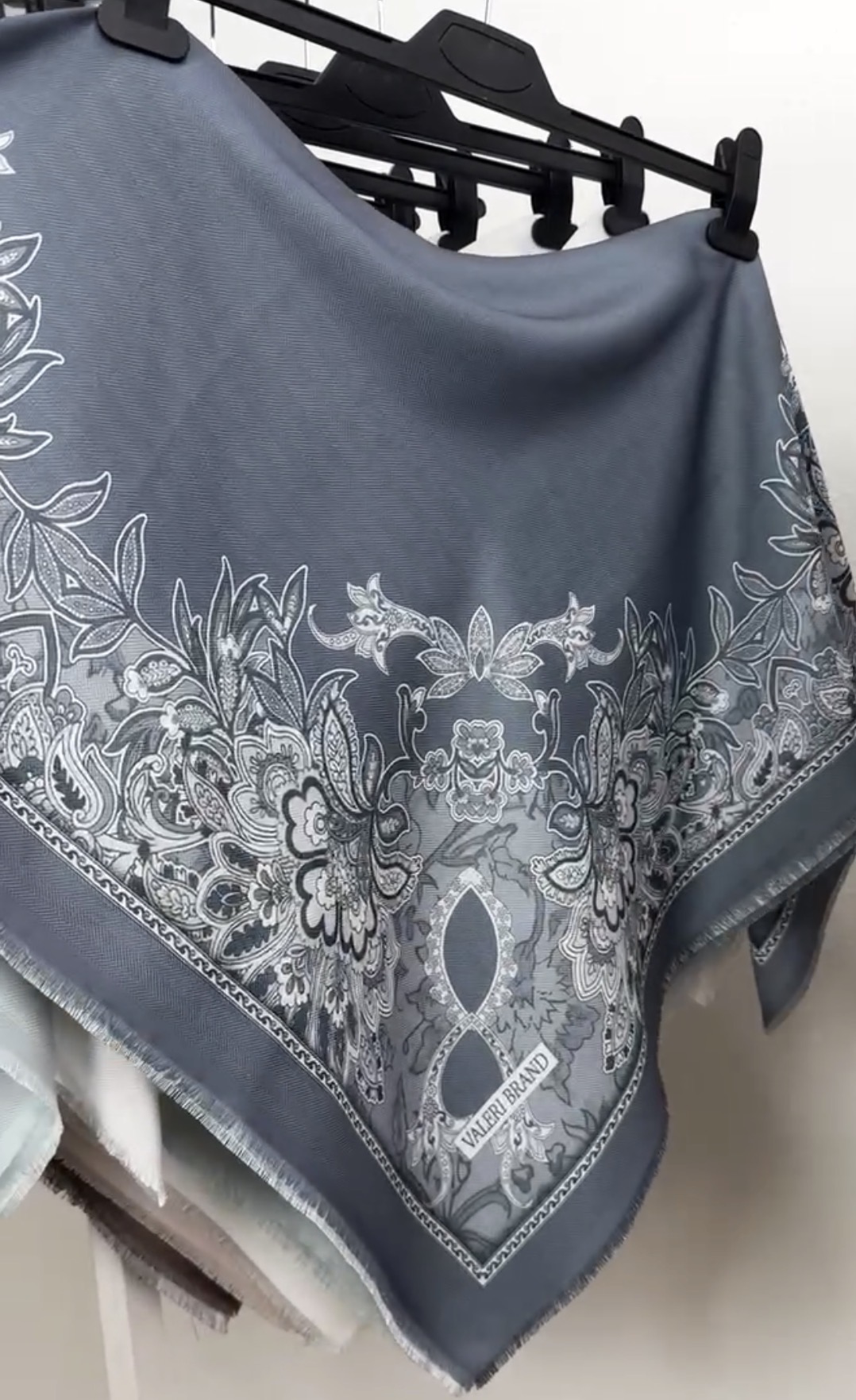 "Хустка Демісезонна Турецький орнамент""квіти"" графітна 1104-26-03-12"