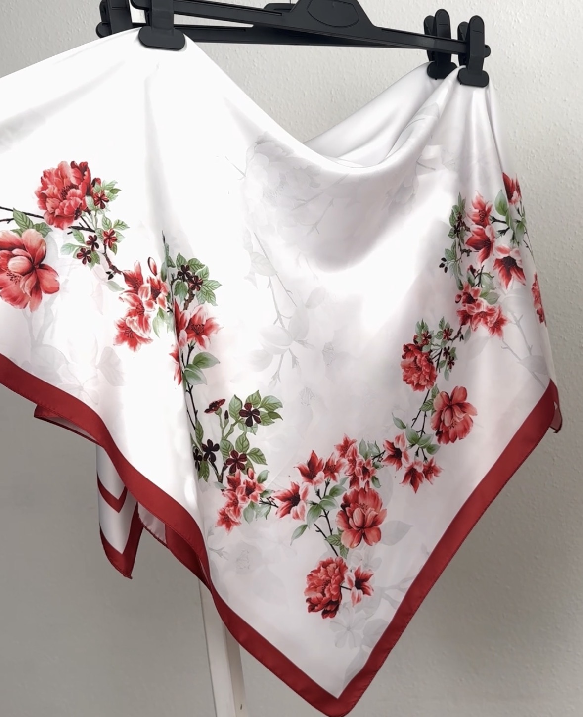 "Хустка Віскозний шовк ""квіти біло-червоні"" сакура 1197-04"