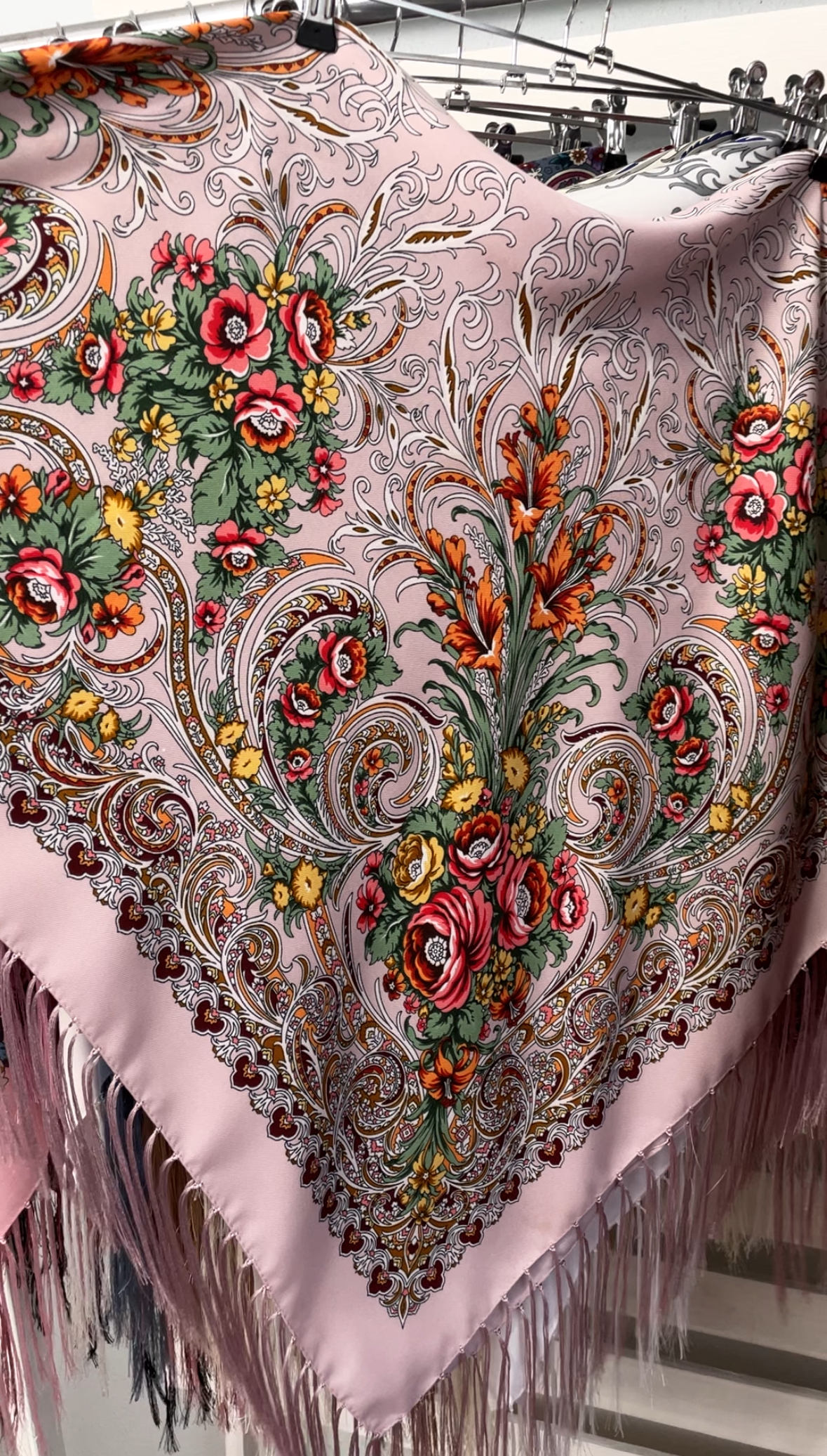 "Хустка Українська велика кісті пудрово бузковий, густий орнамент"