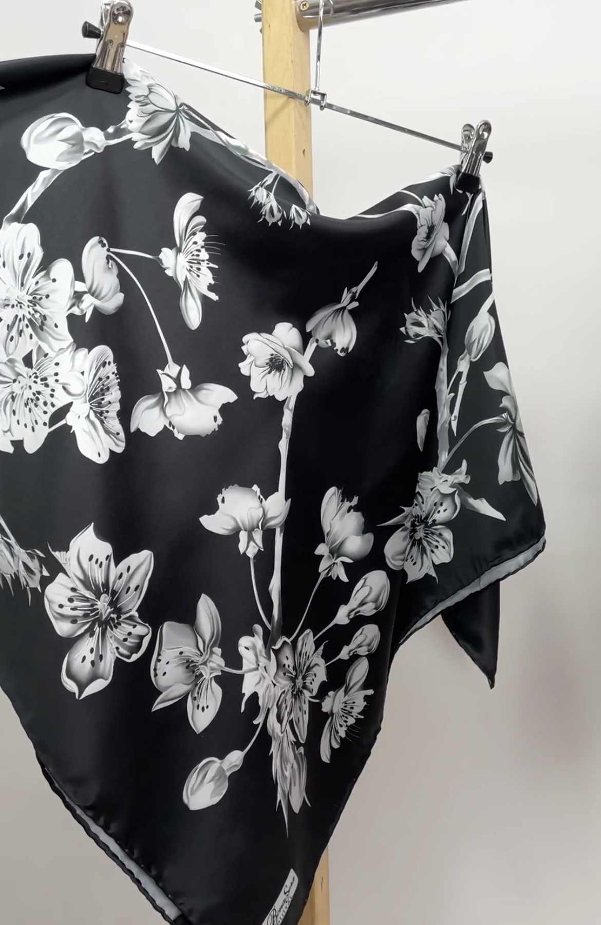 "Хустка ""Віскозний шовк сакура"" чорна-білі квіти"