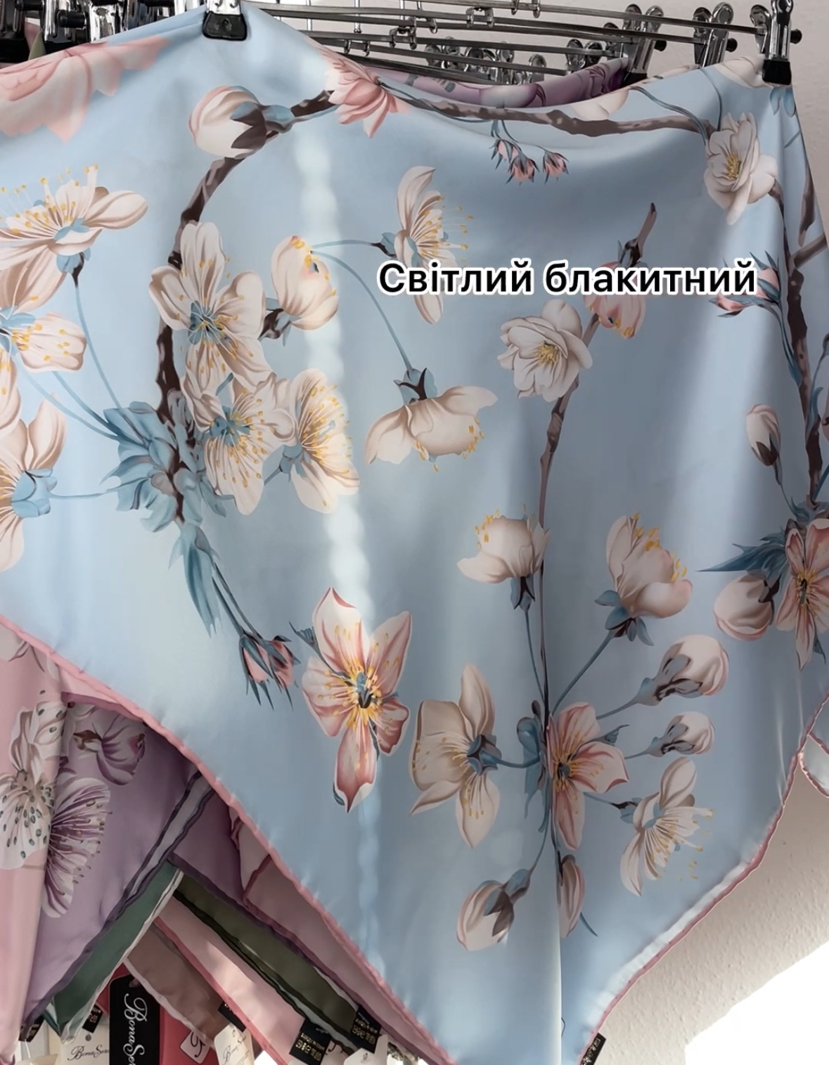 "Хустка ""Віскозний шовк сакура"" світло-блакитна"