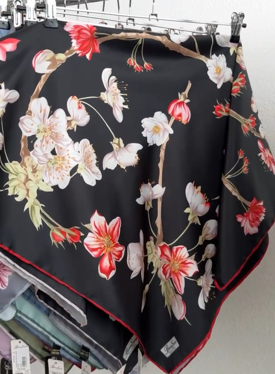 "Хустка ""Віскозний шовк сакура"" чорний-червоні квіти"