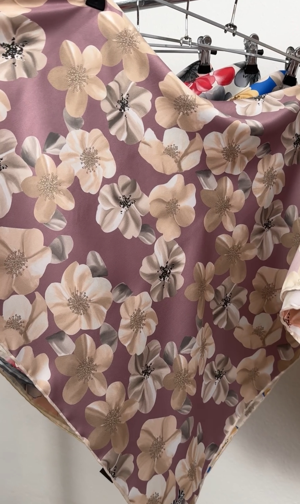 "Хустка ""Віскозний шовк квіткова"" бузкова/ сіра-беж квіти"