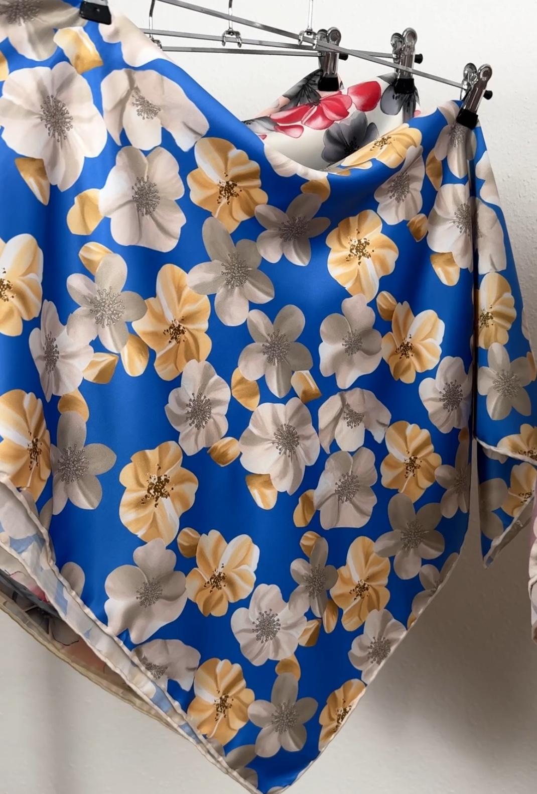 "Хустка ""Віскозний шовк квіткова"" блакитна/ беж квіти"